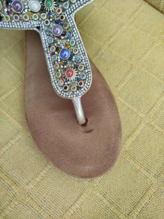 Sandalias con pedrería y tacón plateadas