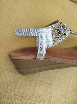 Sandalias con pedrería y tacón plateadas