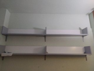 Estanterías de pared blancas y grises