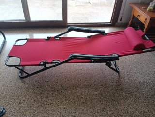 Tumbona plegable roja y negra