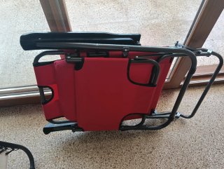 Tumbona plegable roja y negra