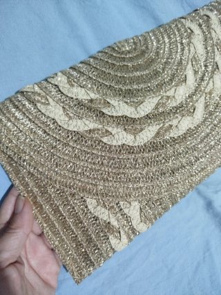 Cartera de rafia dorada