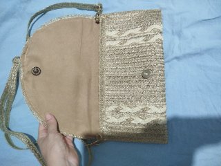 Cartera de rafia dorada