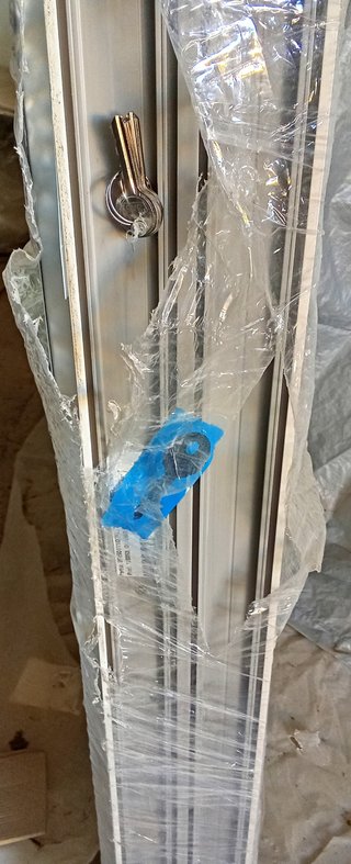 Puerta de entrada blanca con cristal