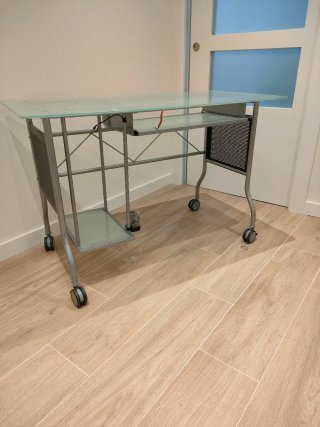 Scrivania in vetro e metallo con ruote