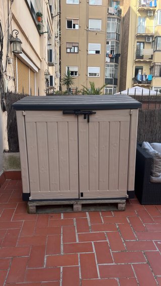 Armario de exterior beige y negro