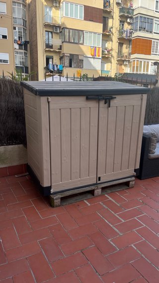 Armario de exterior beige y negro