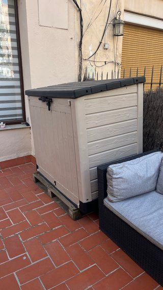 Armario de exterior beige y negro