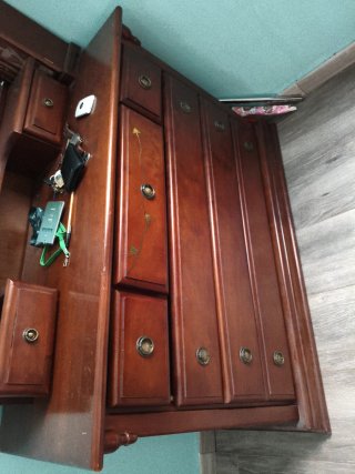 Cómoda de madera con espejo y cajones