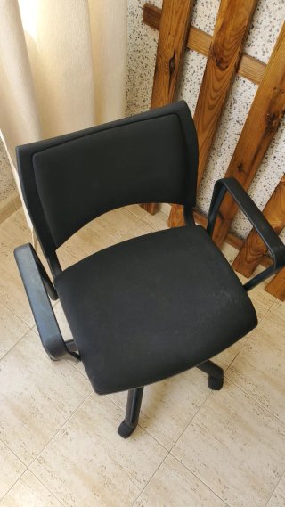 Silla de oficina negra con ruedas