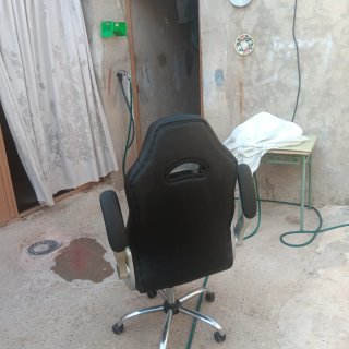 Silla de oficina negra y plateada