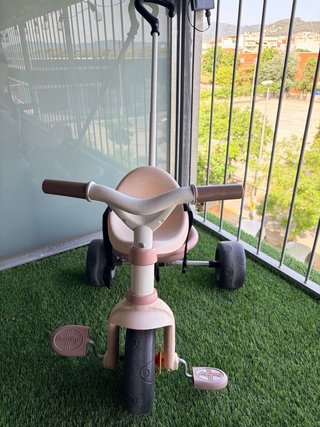 Triciclo infantil con barra de empuje