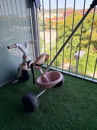 Triciclo infantil con barra de empuje