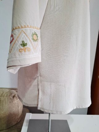 Blusa bordada beige talla XL