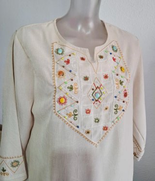 Blusa bordada beige talla XL
