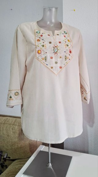 Blusa bordada beige talla XL