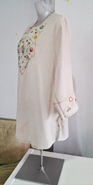 Blusa bordada beige talla XL