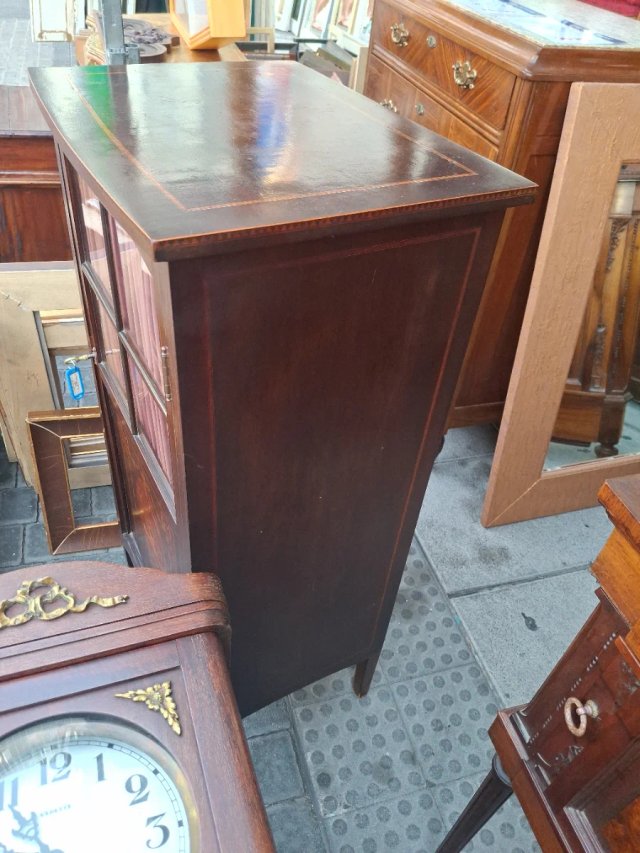 Mueble antiguo de madera y cristal