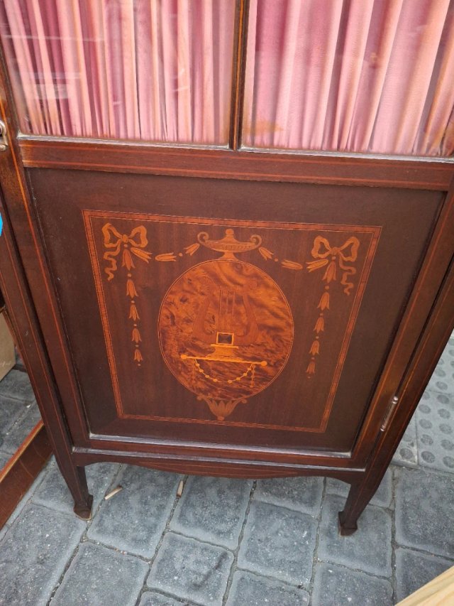 Mueble antiguo de madera y cristal