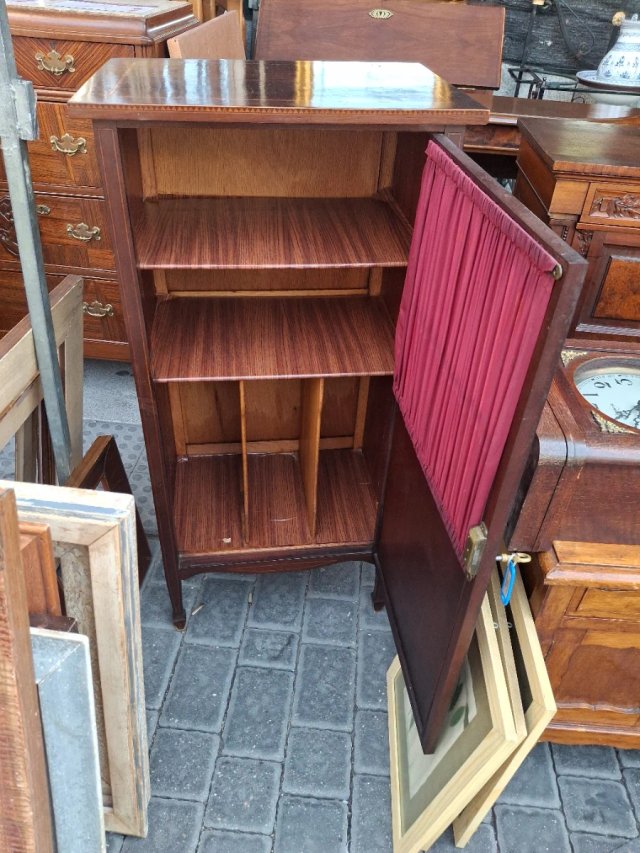 Mueble antiguo de madera y cristal
