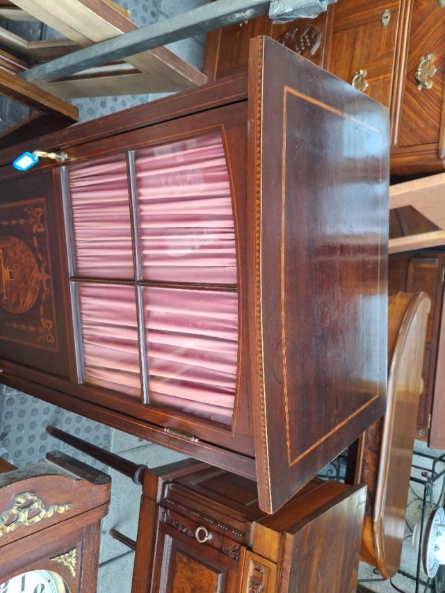 Mueble antiguo de madera y cristal