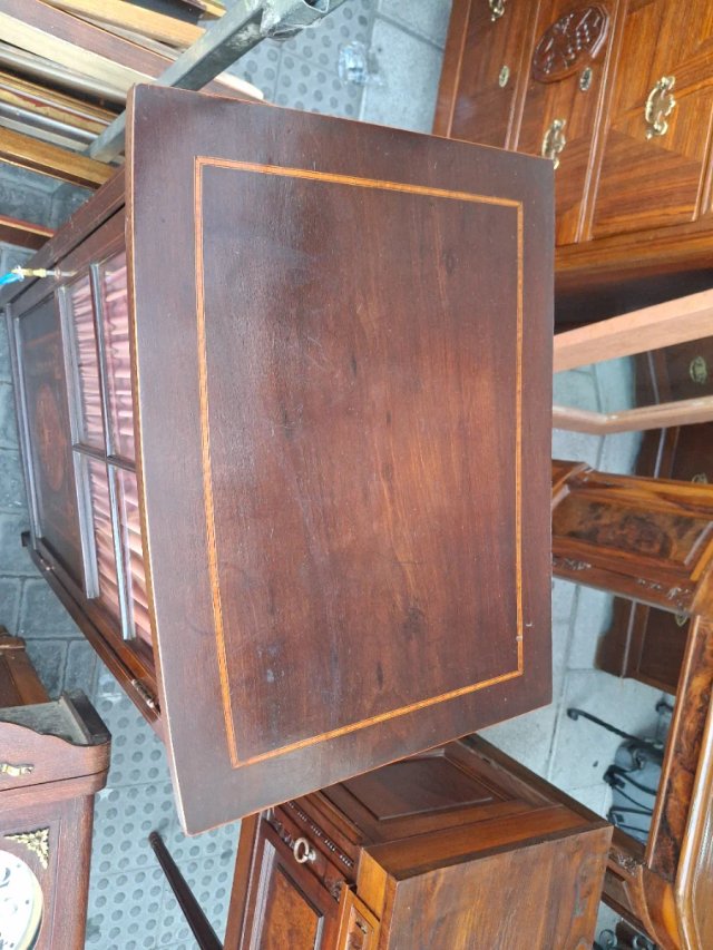Mueble antiguo de madera y cristal