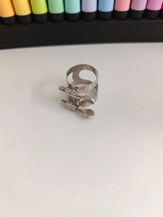 Abrazadera para clarinete metálica