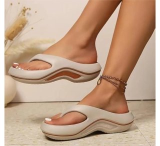 Chanclas Beige y Marrones un bolso y unos zuecos