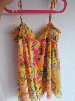 Camiseta floral amarilla