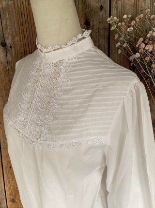 ​Blusa Vintage Blanca de Algodón con Encaje Guipur