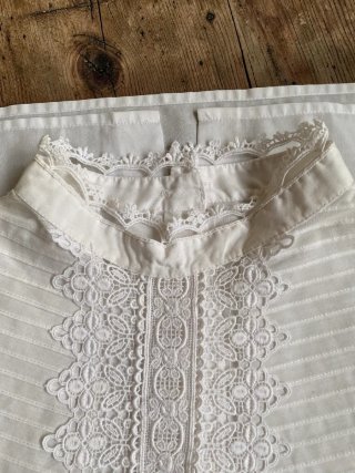 ​Blusa Vintage Blanca de Algodón con Encaje Guipur