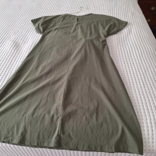 Vestido verde oliva drapeado con cinturón lateral