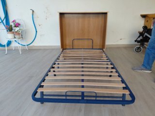 Canapé plegable auxiliar de madera con ruedas
