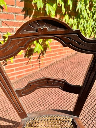 Silla antigua de madera y rejilla