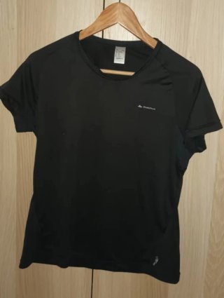 Camiseta técnica Quechua mujer negra.