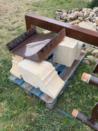 Chimenea piedra y baranda madera