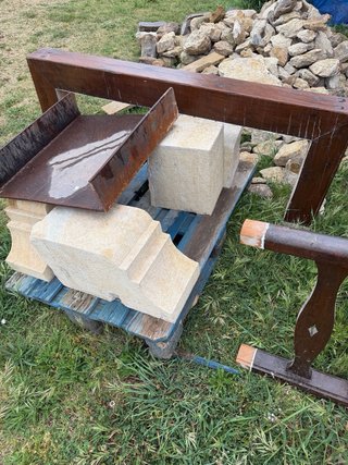 Chimenea piedra y baranda madera