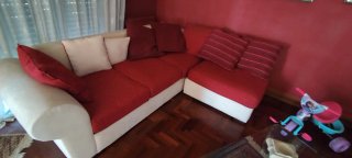 Divano angolare rosso e bianco