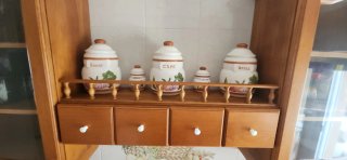 Mueble de cocina de madera y cristal