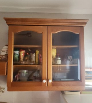 Mueble de cocina de madera y cristal