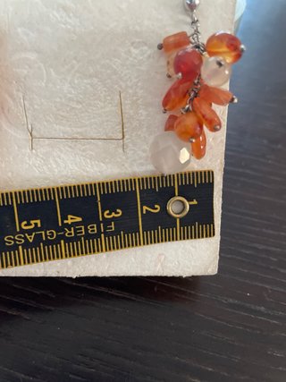 Orecchini pendenti con pietre arancioni e bianche