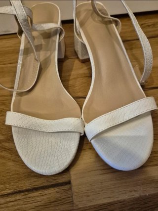 Sandalias blancas tacón bajo