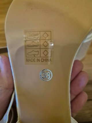 Sandalias blancas tacón bajo