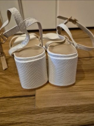 Sandalias blancas tacón bajo