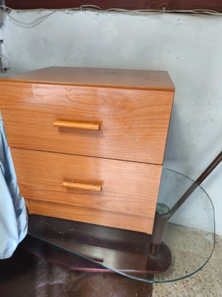 2 muebles ...1 Mesilla noche y 1 cajonera