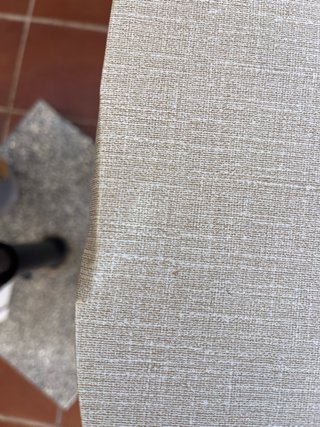 Mesa de terraza beige y negra