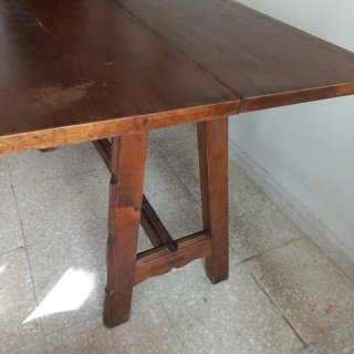 Mesa de libro de madera. Disponible hasta 26 Junio