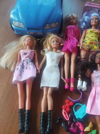 Lote de Barbies y accesorios