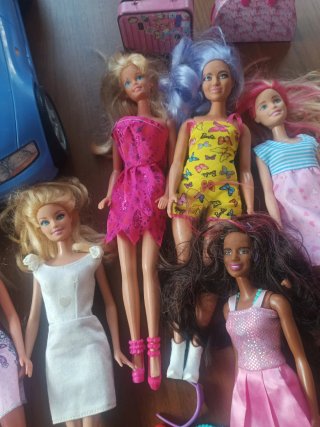 Lote de Barbies y accesorios
