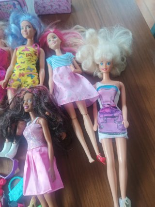 Lote de Barbies y accesorios